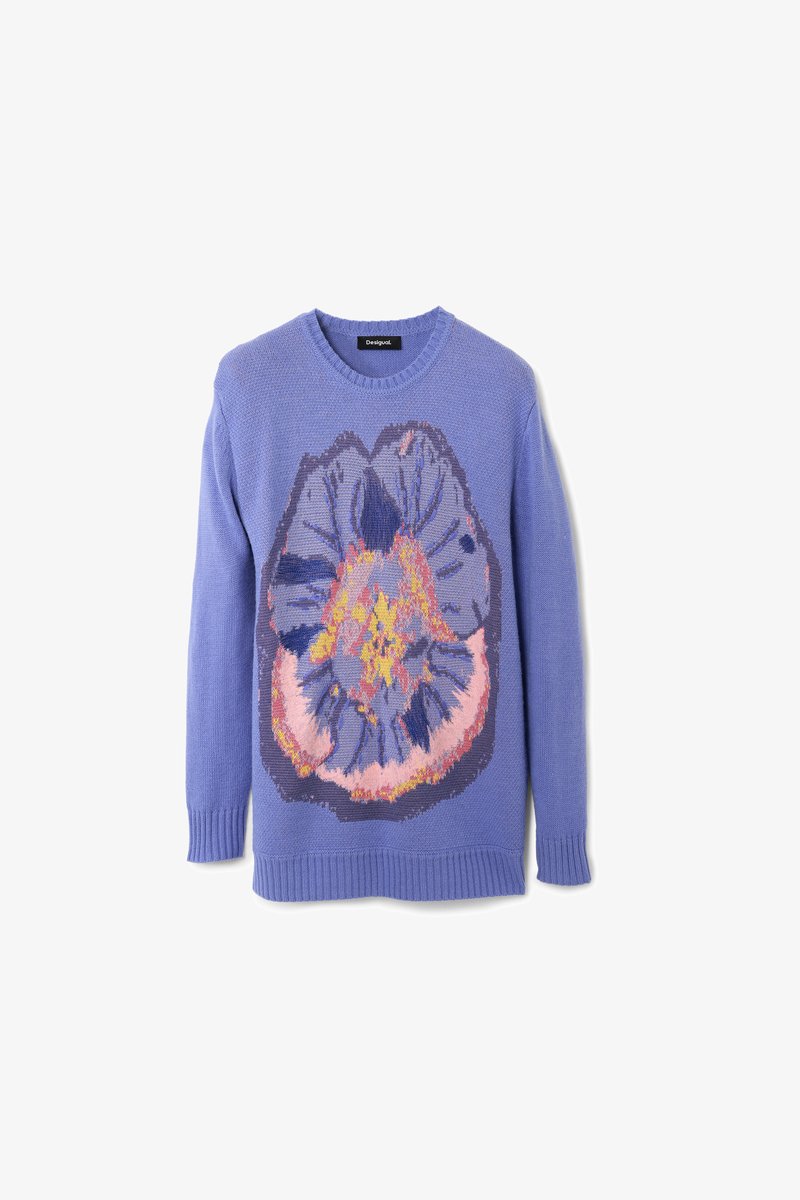 Maglione a girocollo di un delicato colore viola chiaro con un ampio motivo floreale caratterizzato da tonalità di blu, rosa e giallo. Maglia testurizzata con polsini a coste.