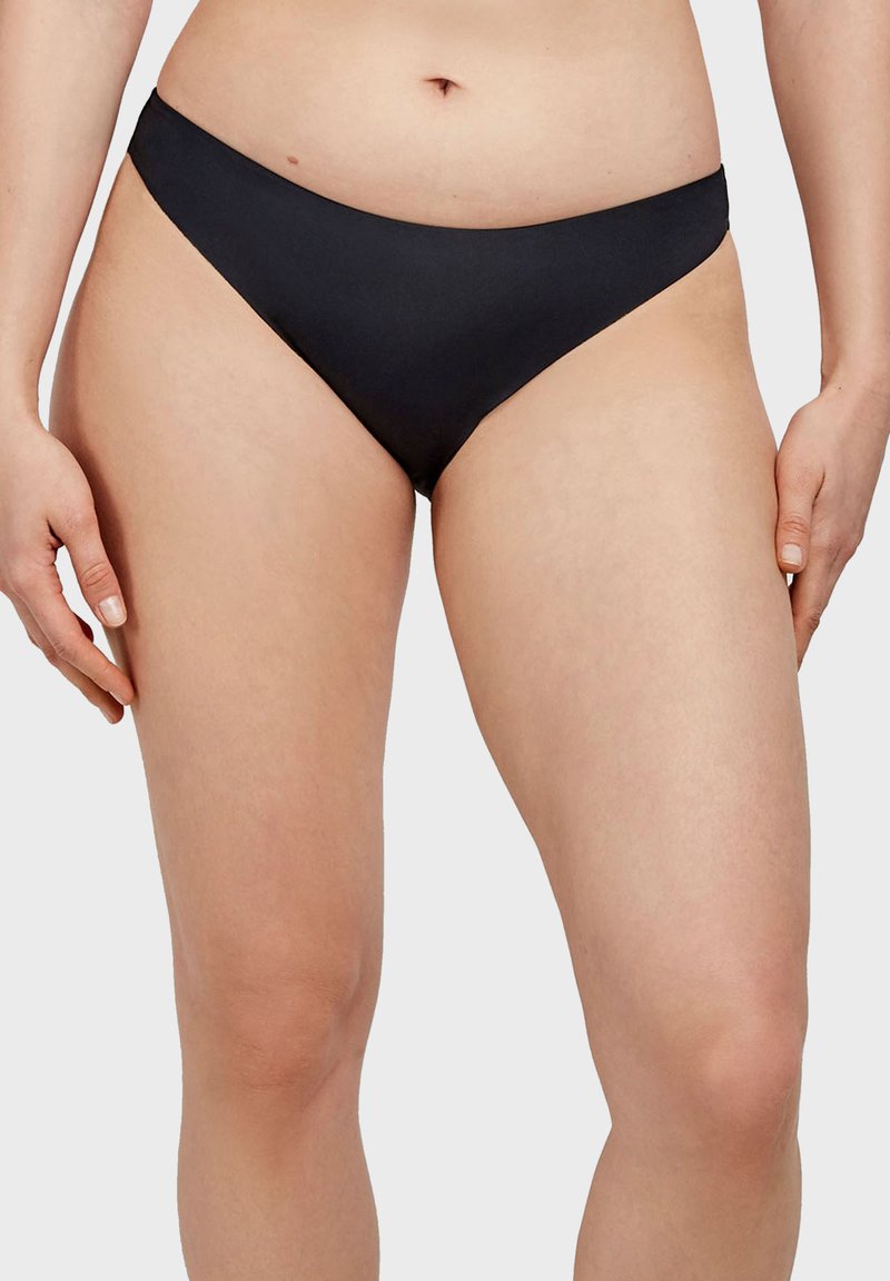 Slip inferiore nero in bikini con una texture liscia e elastica. Presenta un taglio basso e un design a copertura minima, adatto per costumi da bagno.