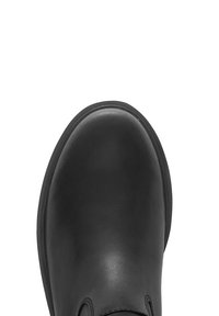 Botte chelsea noire en cuir avec un bout arrondi, texture lisse, couture discrète et semelle plate en caoutchouc. Design épuré, accents minimaux.