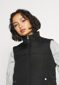 Vero Moda Petite VMSIMONE SHORT WAISTCOAT - Colete - black