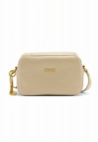 Sac bandoulière en cuir beige de forme rectangulaire, avec une quincaillerie dorée et une fermeture éclair. Comprend un logo et un porte-bijoux amovible.