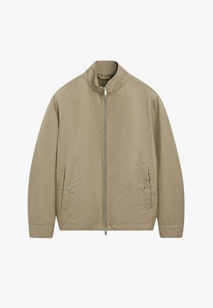 Beige jas met ritssluiting, opstaande kraag, lange mouwen en twee zijzakken met drukknoopsluitingen, afgebeeld op een witte achtergrond.