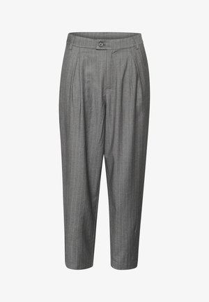 Pelēki svītraini bikses ar krokām, poga aizdarei un īsu garumu. Izgatavotas no teksturēta auduma, kas piemērots oficiālām apģērbam.