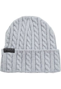 Berretto di lana grigia lavorato a maglia con un motivo a trecce, dotato di risvolto e di un'etichetta nera Urban Classics sul davanti.
