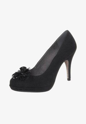 Schwarze Wildleder-High Heels mit abgerundeter Spitze, verziert mit einem Blumenakzent und Verzierungen, sowie einem schlanken Holzabsatz.
