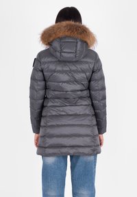 Grijs pufferjack met een capuchon met bontafwerking. Beschikt over horizontale stiksels, lange mouwen en een middellange uitvoering. De gestructureerde stof verbetert de isolatie.