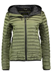 Olijfgroene pufferjack met horizontaal quiltontwerp, voorrits en een capuchon. Heeft zwarte accenten en zijzakken.
