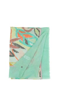 Sciarpa leggera con una base verde menta decorata con motivi astratti di foglie arancioni, rosse e verdi scure; i bordi frangiati aggiungono texture.