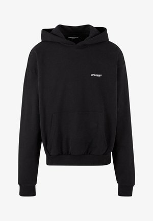 Melnā kapuce, kas izgatavota no mīksta auduma, ar priekšējo kabatu, ribota piedurknes un kapuci ar aukliņu. Iekļauta maza balta emblēma uz krūškurvja.