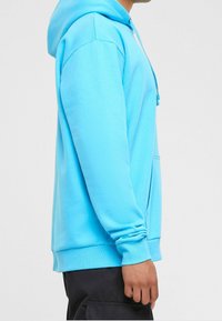 Karl Kani Jersey con capucha - light blue