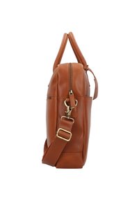 Borsa in pelle marrone con una forma strutturata, manici superiori, tracolla regolabile e hardware in tonalità dorata. Caratterizzata da una chiusura con zip e tasca laterale.