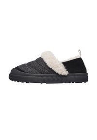 Scarpa nera slip-on con tomaia testurizzata, caratterizzata da un colletto bianco morbido e suola in gomma. Il design è minimalista senza hardware visibile.
