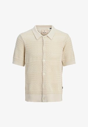 Kurzarmpullover aus Strick in Creme mit einem strukturierten, offenen Webmuster, mit einem Kragen und fünf Knöpfen auf der Vorderseite.