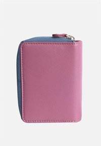 Kompakte Geldbörse mit einem rosa Lederaußenmaterial in strukturiertem Finish und einem blauen Stoffzipper. Abgerundete Ecken, Reißverschlussverschluss und minimale Nähedetails.