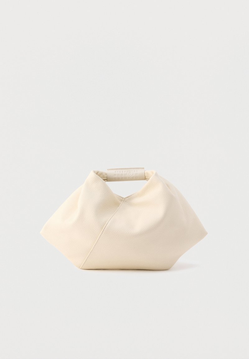 Sac à main en cuir couleur crème avec un design froissé unique, doté d'une poignée courte et d'une texture lisse. Marque discrète sur la poignée.