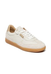 Sneaker in pelle bianca con accenti in suede beige e suola in gomma color caramello. Presenta lacci bianchi e una cavigliera imbottita per il comfort.