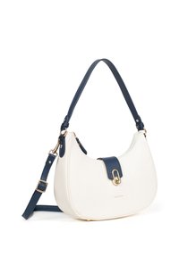 Borsa a spalla in finta pelle bianca con una pattina di accento blu navy, accessori in oro e tracolla regolabile. Texture liscia, forma curva.