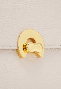 Coccinelle BINXIE - Borsa a mano - white