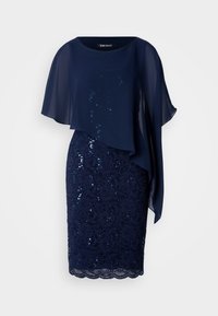 Robe bleu marine avec une cape transparente superposée et une jupe en dentelle sequins. La dentelle présente un motif floral complexe avec une bordure festonnée.