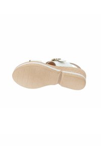 Sandalo bianco con suola beige testurizzata, dotato di tacco sottile e una cinghia fissata da un dettaglio di fibbia argentata.