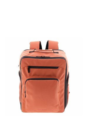 Mochila rectangular naranja con múltiples compartimentos con cremallera y correas acolchadas para los hombros, mostrada de frente sobre fondo blanco.