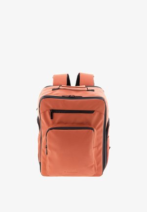 Mochila rectangular naranja con múltiples compartimentos con cremallera y correas acolchadas para los hombros, mostrada de frente sobre fondo blanco.