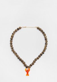 Perlekæde med sorte og gyldne stribede perler, prydet med et hummercharme i orange og rødt i midten.
