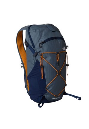 Mochila de senderismo compacta azul grisácea con cuerdas elásticas naranjas, bolsillos laterales de malla, correas acolchadas y un compartimento frontal con cremallera.