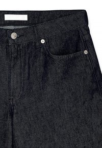 Jeans en denim noir avec une texture légèrement délavée, dotés d'une fermeture à bouton, d'une poche avant et de surpiqûres contrastées. Étiquette : NAKID.