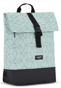 Sac à dos vert menthe avec un motif géométrique, fond noir, bretelles réglables et une fermeture à rabat sécurisée par une boucle en plastique.