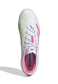 Witte voetbalschoen met roze en neon groene accenten. Heeft een gestructureerde bovenkant, vetersluiting en gedurfde "PREDATOR" branding aan de binnenkant.