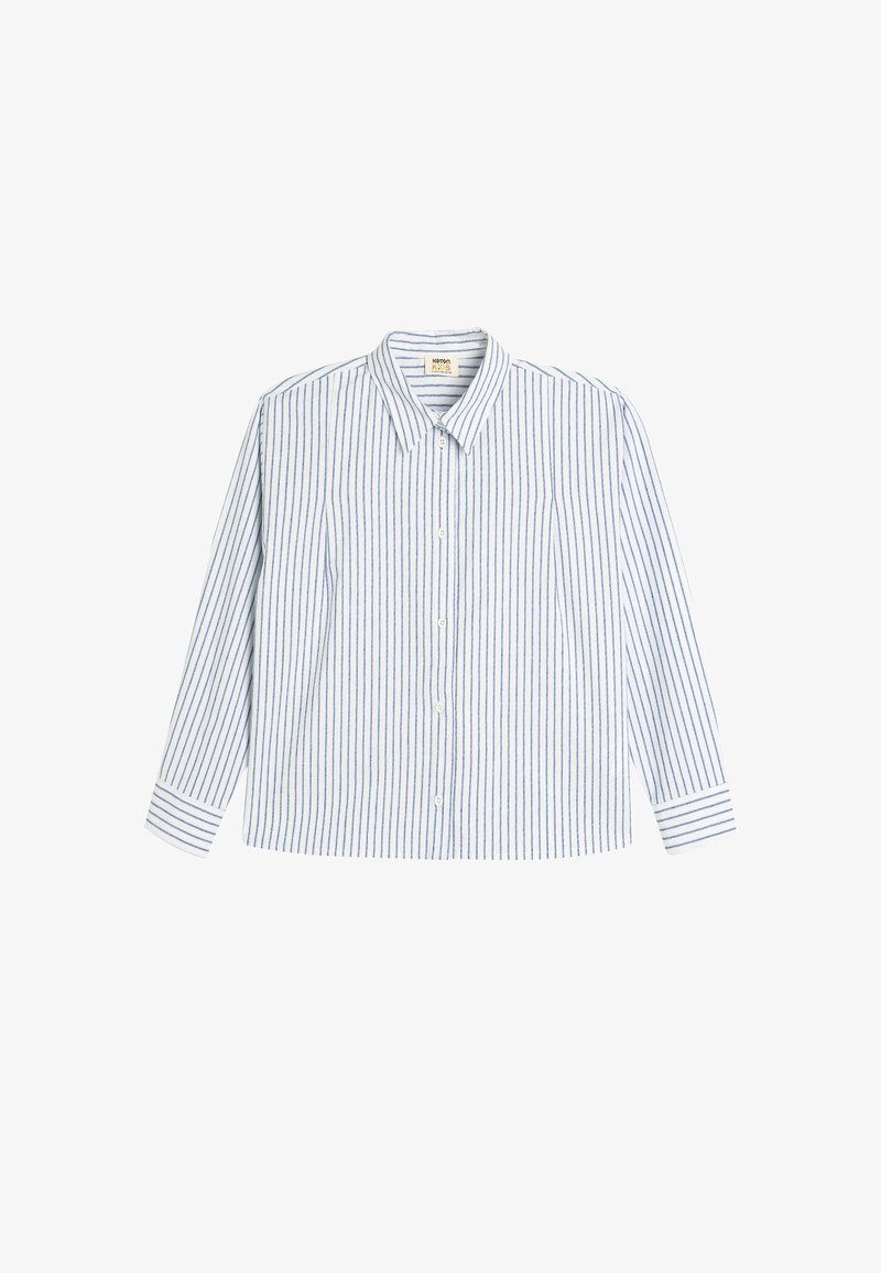 Camisa de botones con cuello, fabricada en una tela ligera, con rayas verticales azules y blancas, mangas largas y puños con botones.