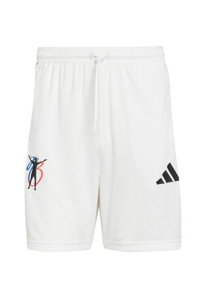 Białe sportowe spodenki z teksturowanym wzorem, z wielokolorową grafiką na lewej nogawce i czarnym logo Adidas na prawej.