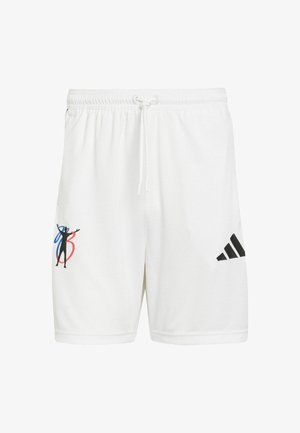 Białe sportowe spodenki z teksturowanym wzorem, z wielokolorową grafiką na lewej nogawce i czarnym logo Adidas na prawej.