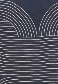 Marineblauem Stoff mit weißen horizontalen und geschwungenen Linien, die abstrakte Muster bilden. Glatte Textur ohne zusätzliche Verzierungen.