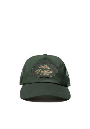 Casquette de baseball vert foncé avec dos en maille, brodée de "Prohibited 10119 Berlin" et d'un petit motif de branche feuillue à l'avant.