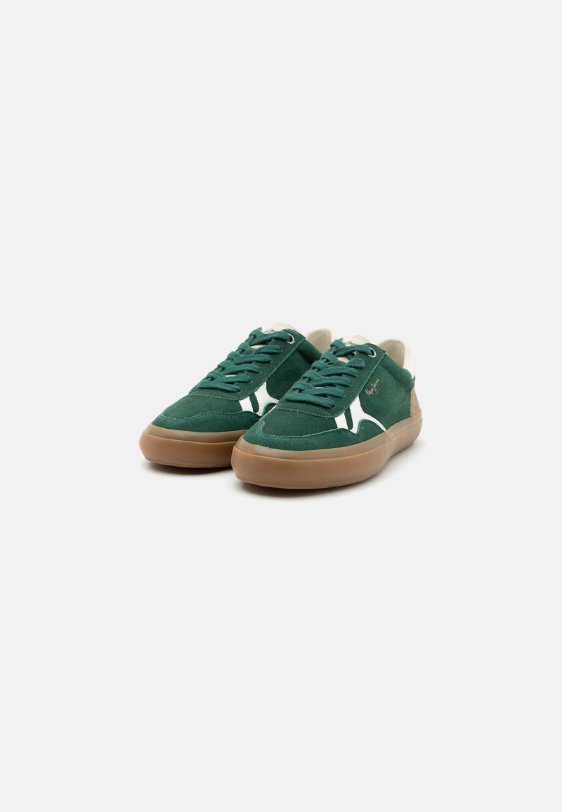 Baskets en daim vert avec une semelle en caoutchouc gomme, ornées d'accents et de lacets blancs, à bout arrondi et avec une finition lisse.