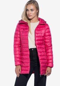 Fuchsia Pufferjacke mit horizontaler Steppung, abnehmbarer Kapuze, vorderem Reißverschluss und Taschen, getragen über einem leichten Oberteil und schwarzen Hosen.