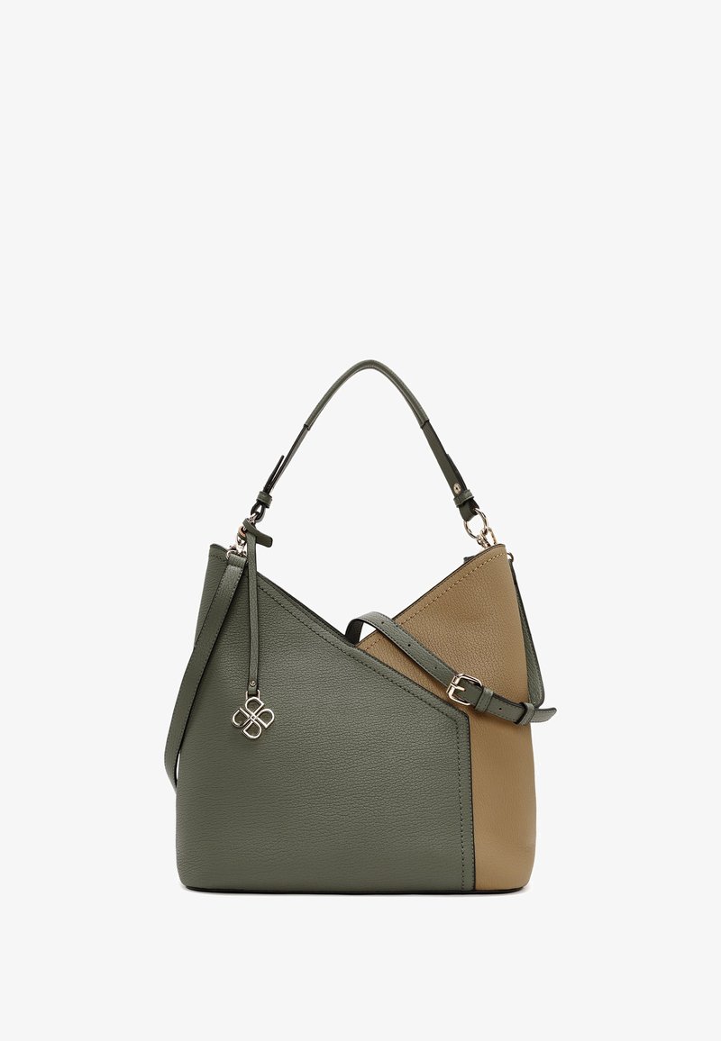 Groene en tan leren handtas met een asymmetrisch ontwerp, voorzien van een gebogen handvat, een verstelbare schouderband en details in zilverhardware.