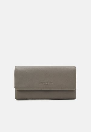 Graue Lederbrieftasche mit Klappenverschluss, mit glatter Textur und geprägtem Markenlogo auf der Vorderseite. Kompakte rechteckige Form.