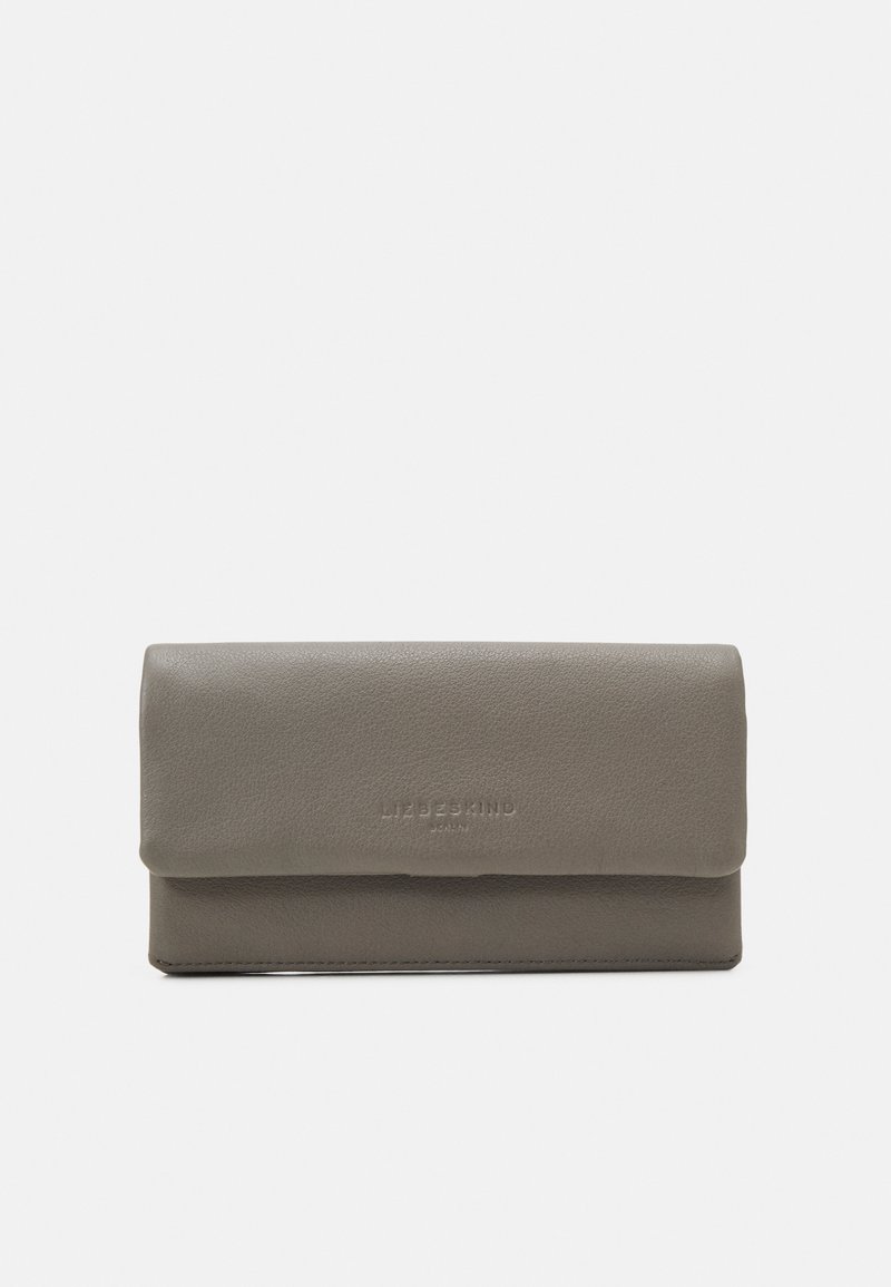Graue Lederbrieftasche mit Klappenverschluss, mit glatter Textur und geprägtem Markenlogo auf der Vorderseite. Kompakte rechteckige Form.