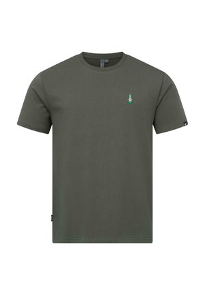 Ciemnozielony, krótkim rękawem, t-shirt z okrągłym dekoltem, z małym zielonym logo butelki na lewej piersi oraz czarną metką na lewym rękawie.