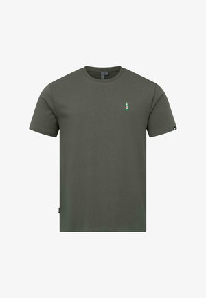 Dunkelgrünes T-Shirt mit kurzen Ärmeln und Rundhalsausschnitt, mit einem kleinen grünen Flaschenlogo auf der linken Brust und einem schwarzen Etikett am linken Ärmel.