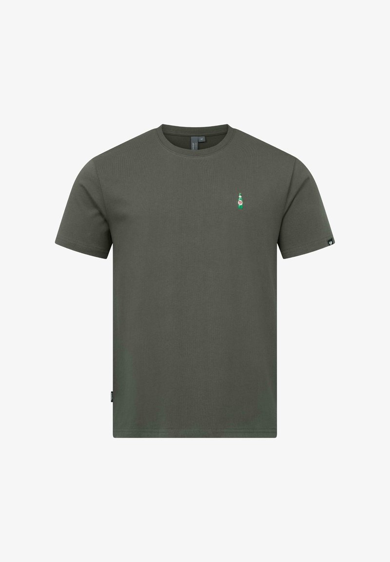 Mørkegrøn T-shirt med korte ærmer og rund hals, med lille grønt flaskelogo på venstre bryst og sort mærkat på venstre ærme.