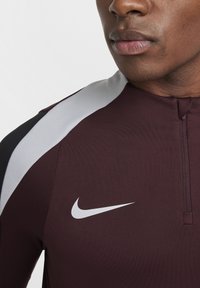 Nike Performance STRIKE DRILL TOP - Majica z dolgimi rokavi - burgundy crush black wolf grey wolf grey
