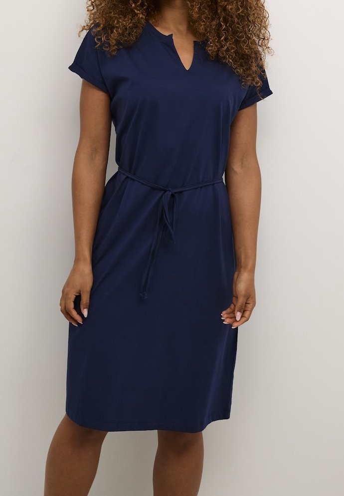 Tmavě modré šaty s krátkým rukávem, V-výstřih a elastickým pasem na šňůrku. Hladká látka s uvolněným střihem, délka ke kolenům.