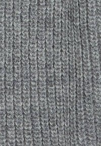 Ingrandimento di un tessuto grigio lavorato a maglia con una texture a coste verticali e schemi di filo arricciato ben visibili.
