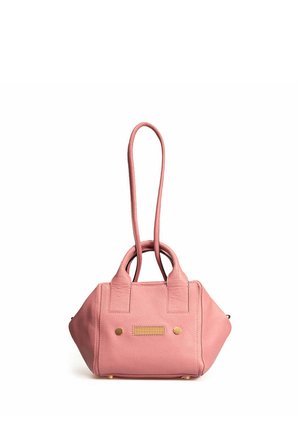 Sac à main en cuir rose avec deux poignées courtes et une longue bandoulière, orné de clous dorés et d'un détail rectangulaire texturé.