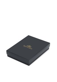 Czarne prostokątne pudełko o gładkiej fakturze, z złotym tłoczonym logo na górze, przeznaczone do pakowania lub na prezent.