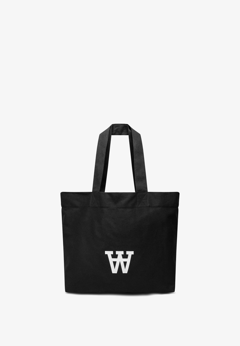 Schwarze Stofftragetasche mit zwei stabilen Griffen; verfügt über ein auffälliges weißes Logo auf der Vorderseite; rechteckige Form mit minimalistischem Design.